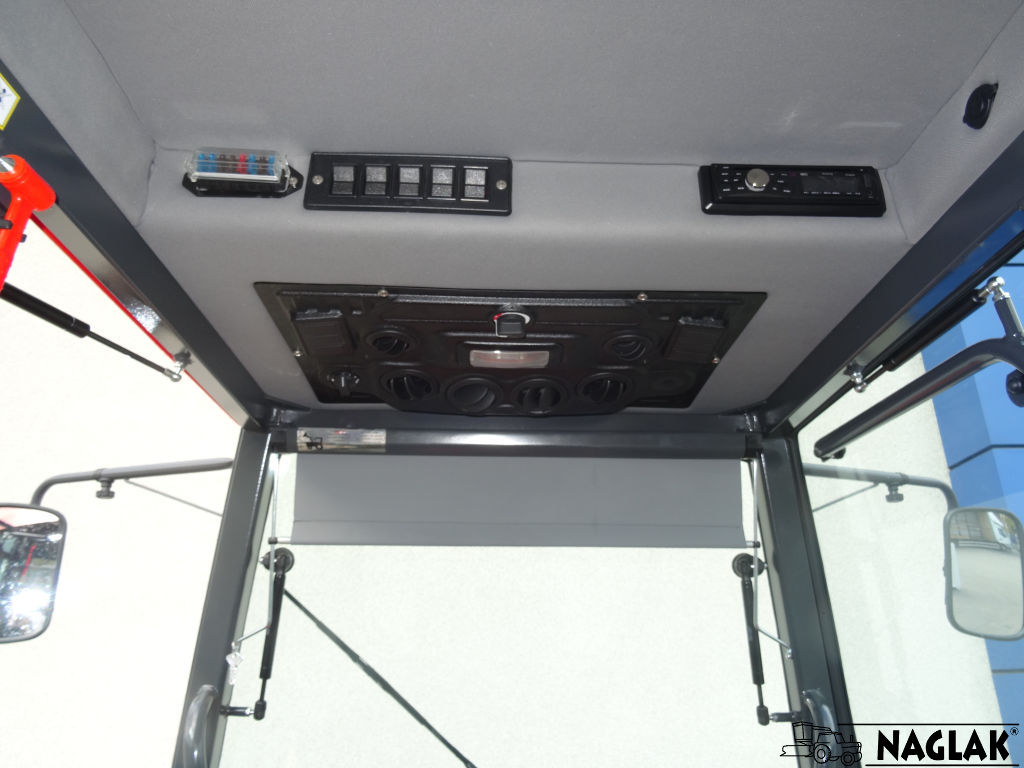 Kabina-Kubota-L1361-wnetrze-panel-nagrzewnicy-radio-przelaczniki-NAGLAK